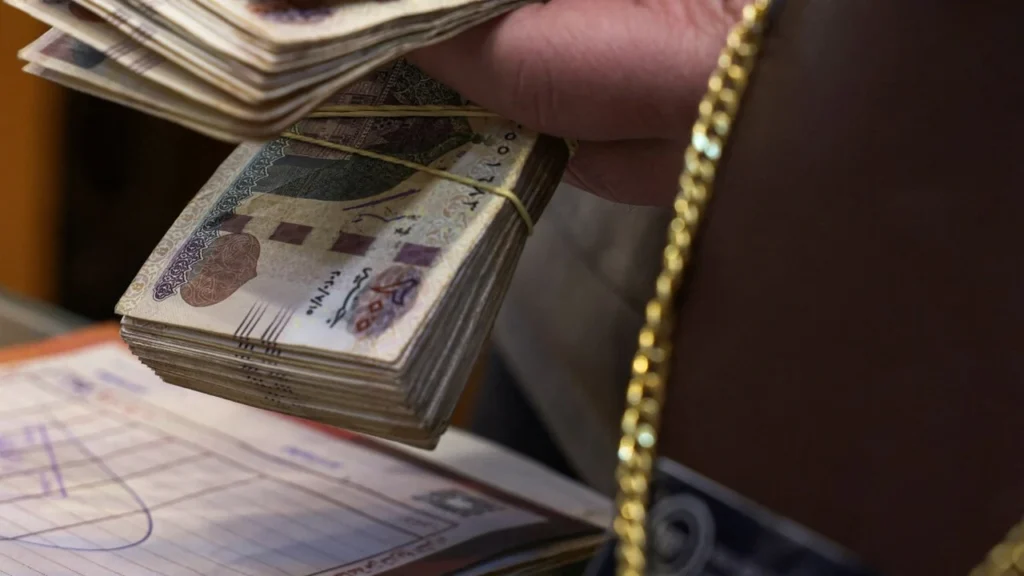 تداعيات حرب إيران تدفع الجنيه المصري نحو تسجيل مستوى قياسي جديد في الأسواق